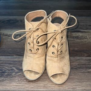 women’s heel/wedge